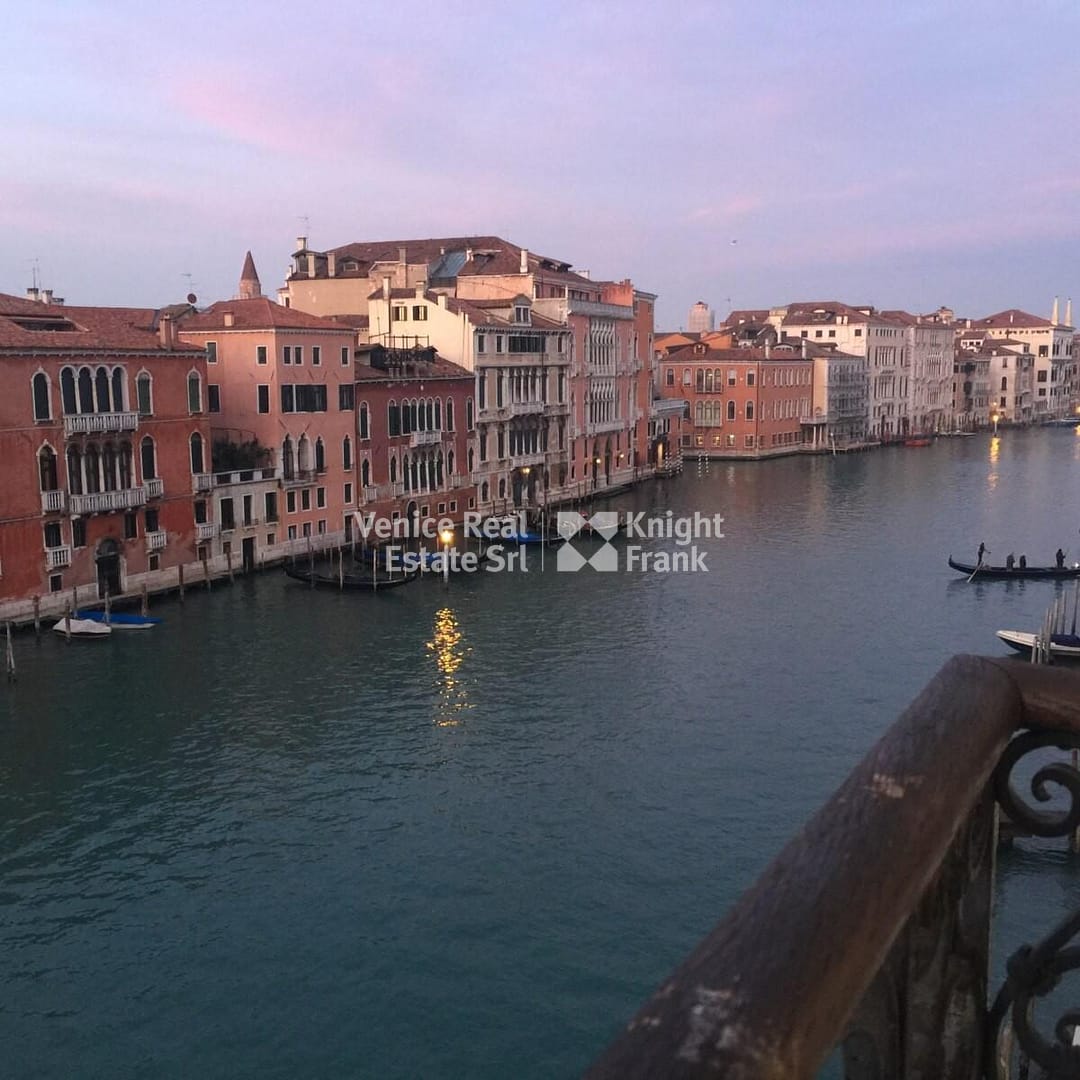 Grand Canal Luxury Apartment