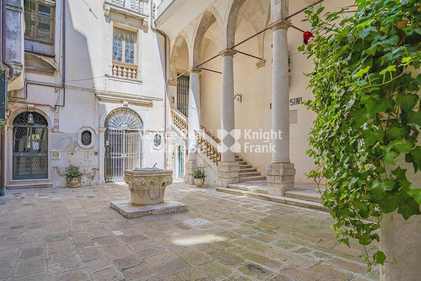 Unique Historical Apartment on the Grand Canal