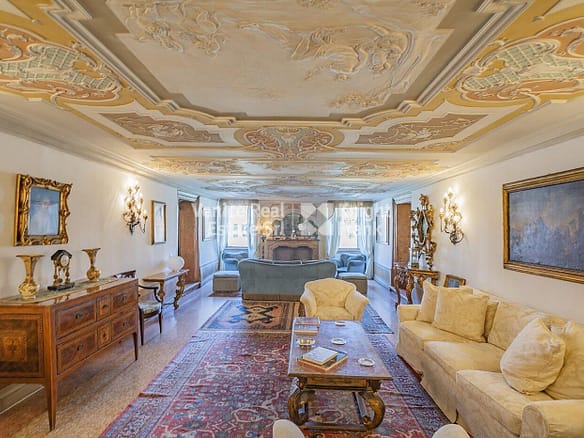 Unique Historical Apartment on the Grand Canal